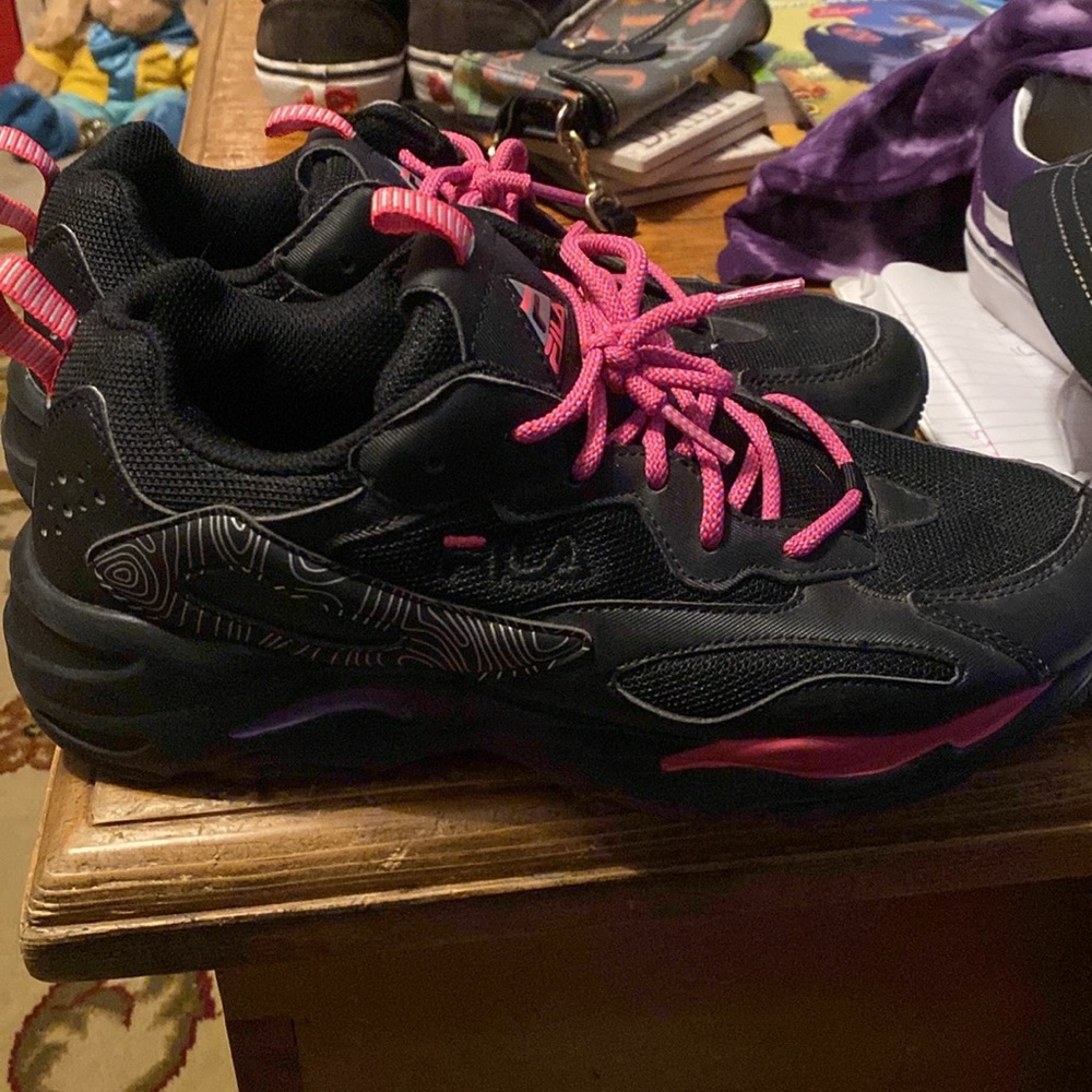 Fila Sneakers in great shape Gently Used Condition - Picture 2 of 7
